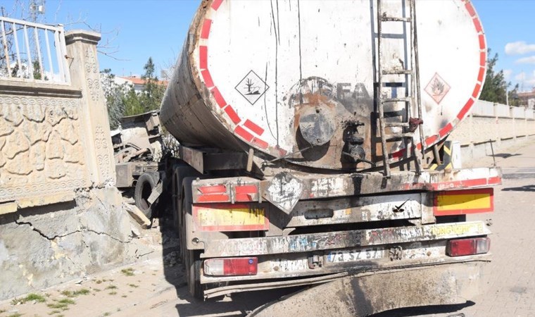 Yakıt tankeri ve otomobil çarpıştı: 1 ölü 2 yaralı