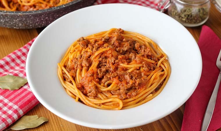 İtalyan lezzetini evinize taşıyın: Kıymalı makarna tarifi