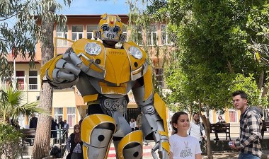 Oy kullanmaya robot kostümüyle geldi – Son Dakika Yaşam Haberleri | Cumhuriyet