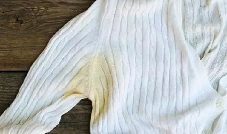 Sararan kıyafetleri beyazlatmanın 6 pratik yolu: Renkleri değiştiği için kıyafetlerinizi çöpe atmaya veda edin…