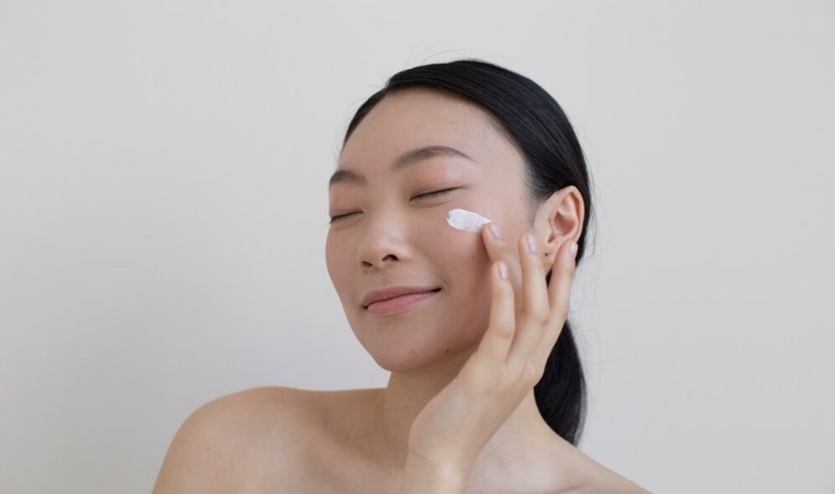 Cam cilt trendi: Korelilerin mükemmel cilt bakımı yöntemleri… İşte 5 adımda cam cilde ulaşmak!