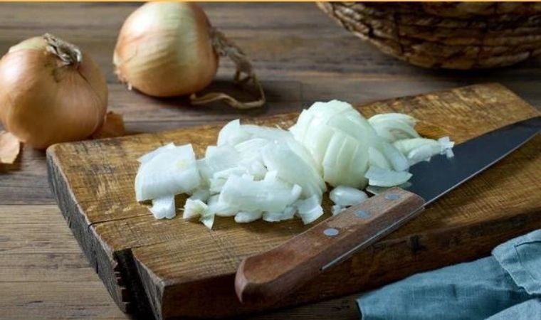 Ellerde kalan soğan ve sarımsak kokusuna birebir çözüm: İşte kokuyu anında kesen o yöntem…