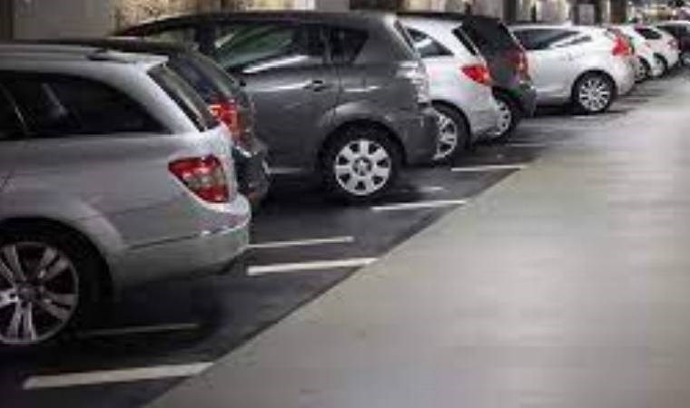 Park kavgasında çocukların bulunduğu araca saldırdılar