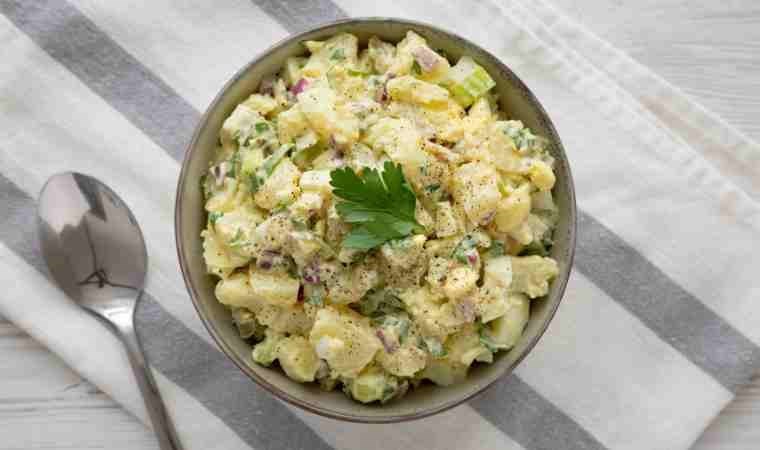 Hem doyurucu hem pratik: Yumurtalı patates salatası!