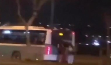 Halk otobüsünün arkasında asılıp yolculuk yaptılar – Son Dakika Türkiye Haberleri | Cumhuriyet