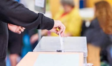 Arnavutköy’de muhtar adaylarının yakınları arasında çıkan kavga kamerada – Son Dakika Türkiye Haberleri | Cumhuriyet