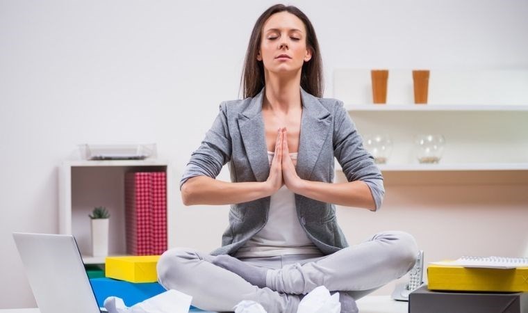 Masa başı çalışırken uygulayabileceğiniz 5 yoga hareketi: Ofisteyken vücudunuzdan toksinleri atıp, sinir sisteminizi rahatlatın…