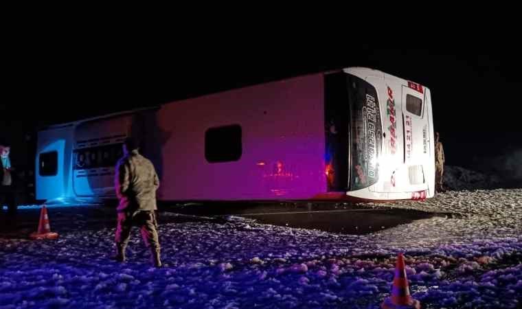 Feci kaza… Yolcu otobüsü devrildi: Çok sayıda yaralı var!