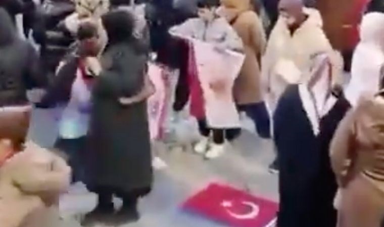 Erdoğan’ın mitinginde tepki çeken görüntüler…Türk Bayrağı’nı yere serip namaz kıldı