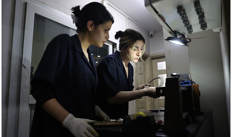 Genç kadınlar hurda ve külçe altınlardan takı üretiyor