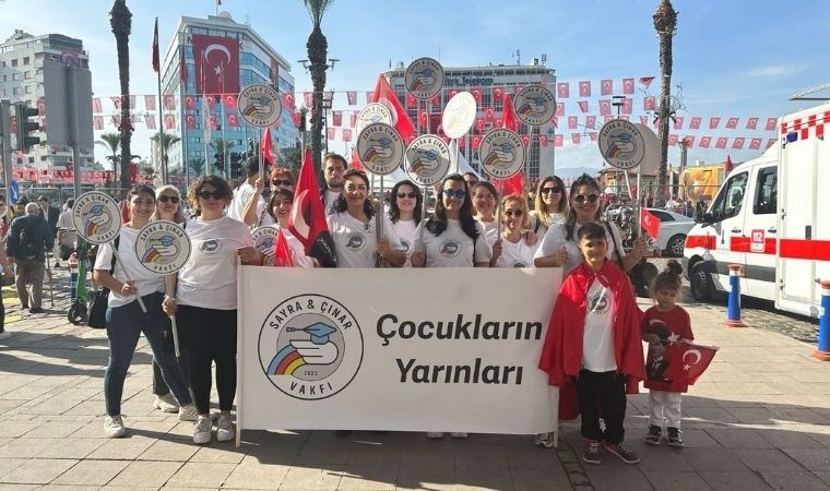 Depremde yaşamını yitiren ikizlerin gülen yüzleri ile iyilik hareketini başlattı
