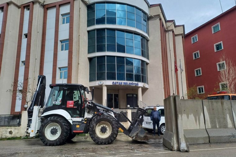 Çatak'ta belediye çevresindeki beton bariyerler kaldırıldı