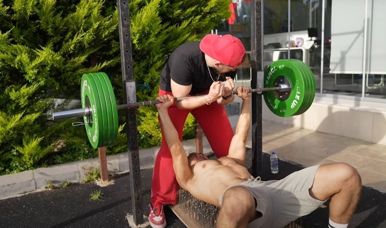 İddia uğruna 700 çivinin üzerine yatıp, 100 kilo ağırlık kaldırdı