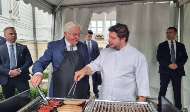 Almanya Cumhurbaşkanı Steinmeier; İstanbul’da döner kesti, mangal tezgahının başına geçti.