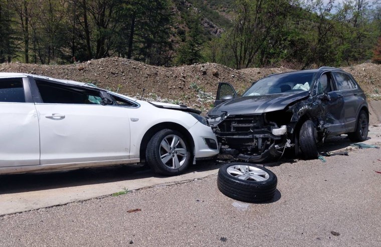 Kaza yerindeki ambulans ve polis araçlarına otomobil çarptı: 1'i bebek 10 yaralı!