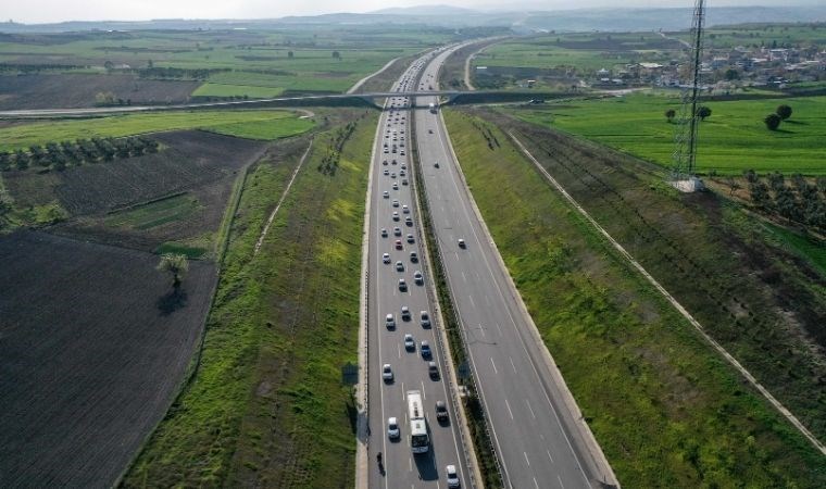 Otoyollarda tatil dönüşü trafiği: Uzun araç kuyrukları oluştu!