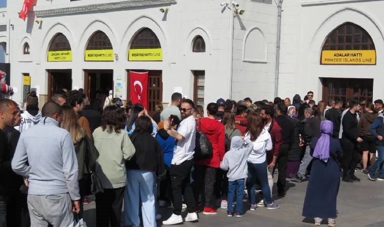 Adalar iskelesinde bayram yoğunluğu: Uzun kuyruklar oluştu!