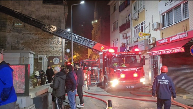 Üsküdar'da bir kafe alev alev yandı