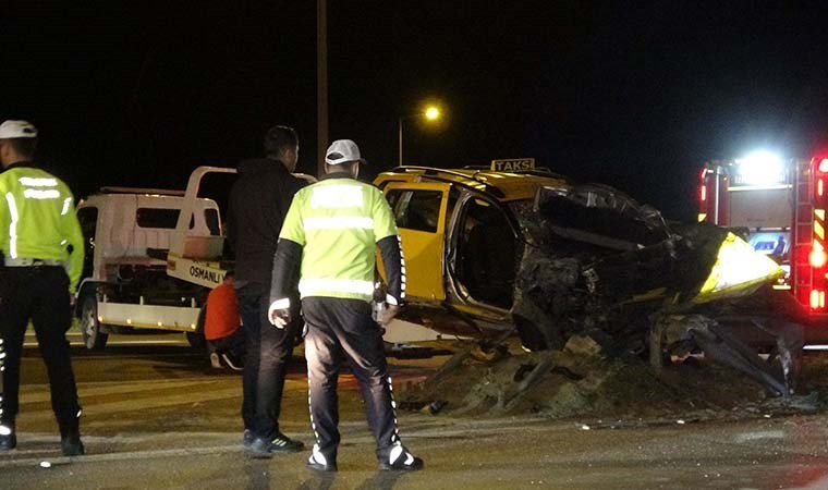 Ticari taksi demir bariyerlere çarptı: 1 ölü, 5 yaralı