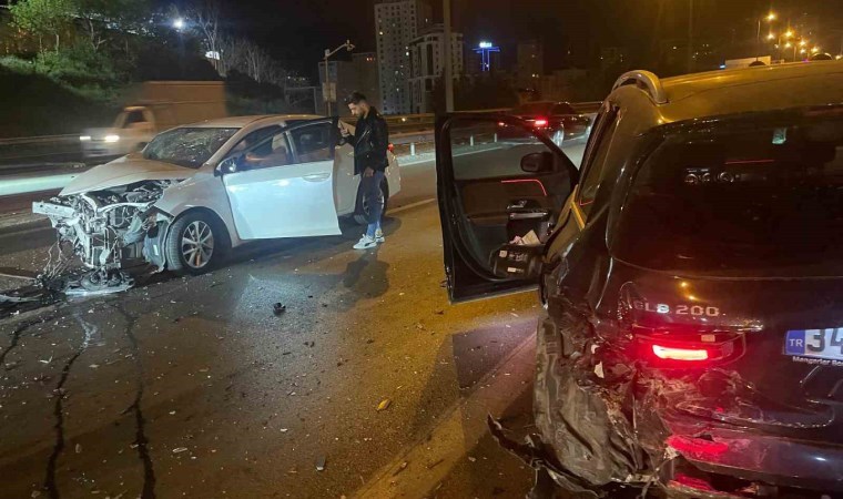 TEM Otoyolu’nda otomobil cipe arkadan çarptı: 1’i ağır 2 yaralı