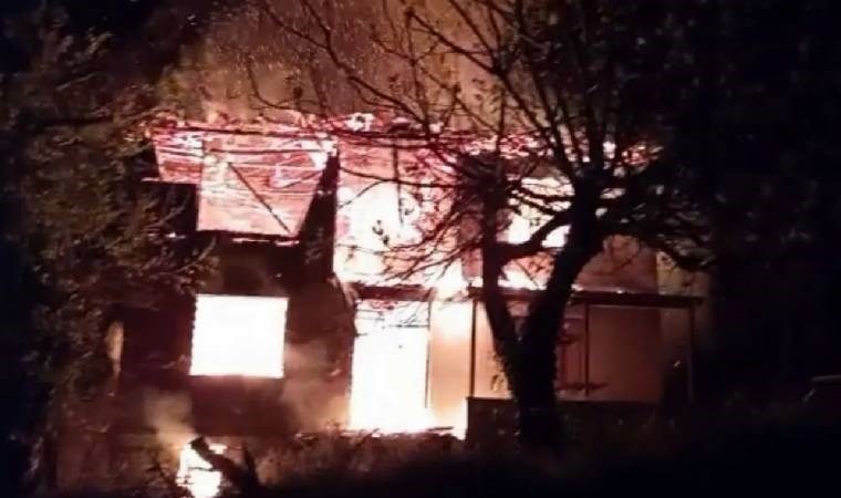 Alev topuna döndü… Isınmak isterken evinden oldu!