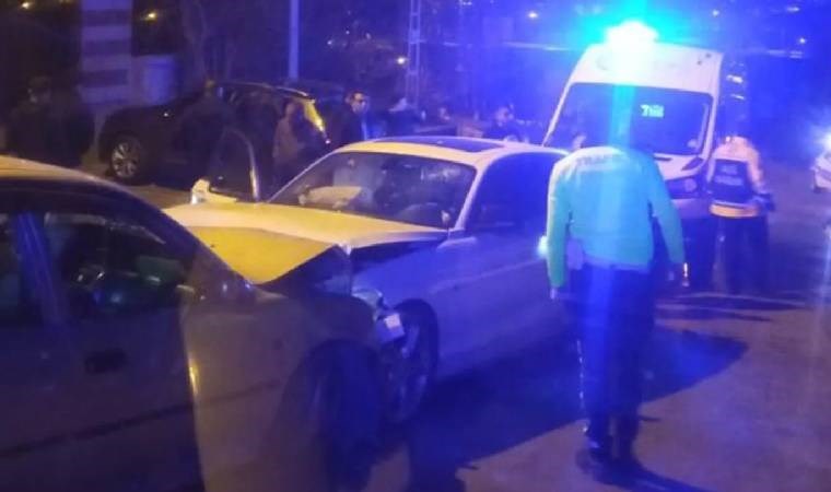 İki otomobil kafa kafaya çarpıştı: Yaralılar var!
