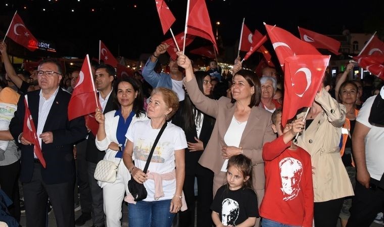 Foça’da 23 Nisan coşkusu Fener alayı ile taçlandı