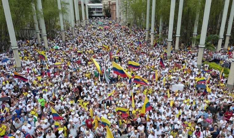 Kolombiya’da hükümet protestosu: Binlerce kişi meydana indi
