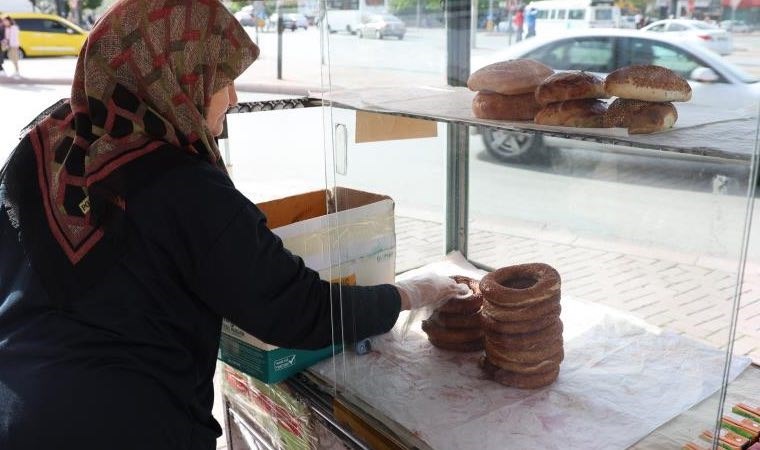 Eşinden aldığı tezgahla 17 yıldır ‘simitçi teyze’ oldu