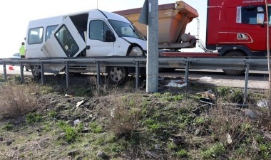 Kamyonet işçi servisine çarptı: 1’i ağır 10 yaralı – Son Dakika Türkiye Haberleri | Cumhuriyet