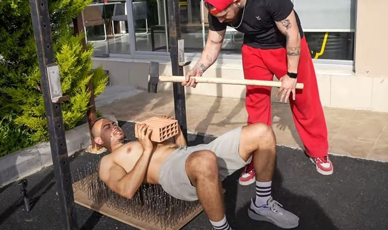 İddia uğruna 700 çivinin üzerine yatıp, 100 kilo ağırlık kaldırdı