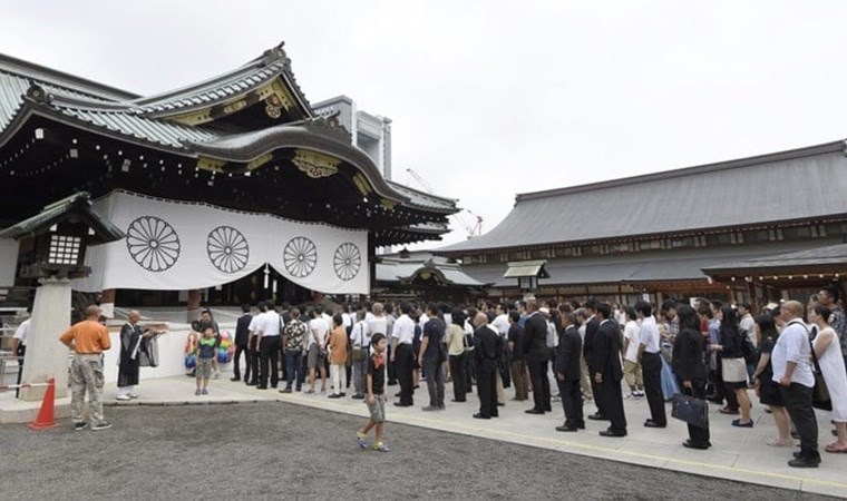 Japonya Başbakanından tartışmalı tapınağa bağış
