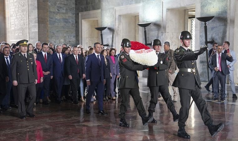 Özgür Özel, CHP’li belediye başkanları ve il yöneticileriyle Anıtkabir’i ziyaret etti: ‘Bizlere emanet ettiğiniz partimizi birinci yaptık’