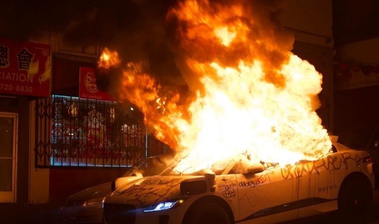 Google’ın sürücüsüz otomobilini 14 yaşında bir çocuğun yaktığı söylendi