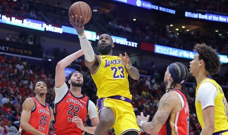 NBA’de LeBron James yıldızlaştı: Los Angeles Lakers play-off biletini kaptı!