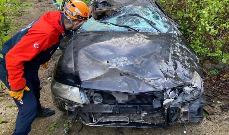Otomobil uçuruma yuvarlandı: 1 ölü, 1 yaralı