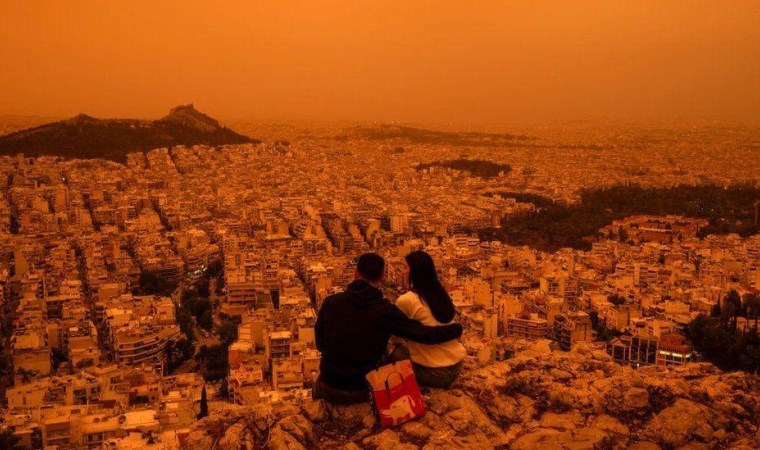 Sahra tozu Atina’da gökyüzünü turuncuya boyadı