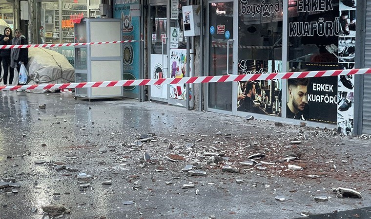 7 katlı binadan başına beton parçası düştü, ağır yaralandı