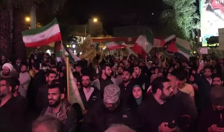 İran’ın saldırısını sokaklarda coşkuyla kutladılar