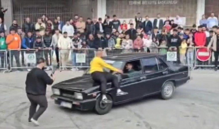Canını hiçe saydı! Drift atan otomobilin üzerine atladı