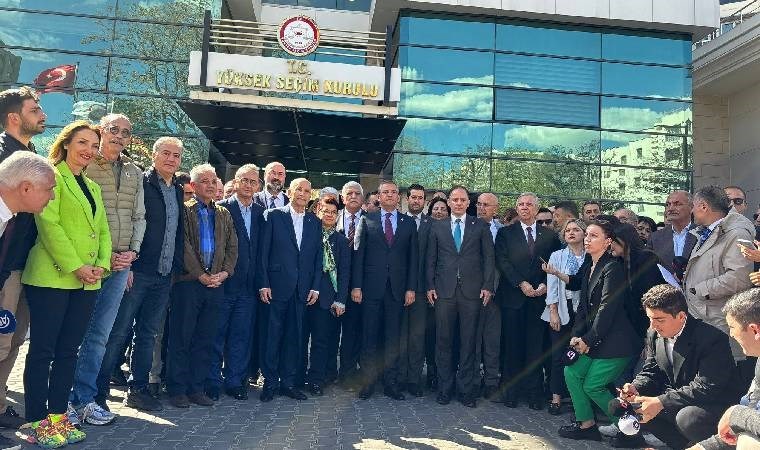 Son dakika… CHP lideri Özgür Özel, Yüksek Seçim Kurulu önünde!