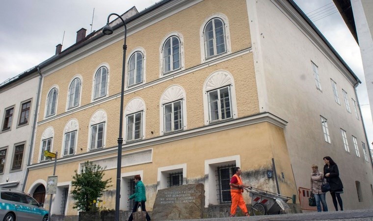 Hitler’in doğduğu eve beyaz güller bıraktılar: 4 Alman vatandaşına gözaltı