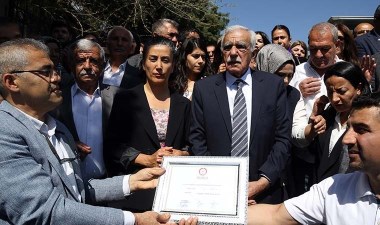 Mardin Büyükşehir Belediye Başkanı Ahmet Türk mazbatasını aldı – Son Dakika Siyaset Haberleri | Cumhuriyet