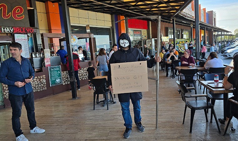 Düzce’de ilginç olay… ‘Azrail’ maskesi takıp ‘bana iş çıkarmayın’ pankartı ile sürücüleri uyardı