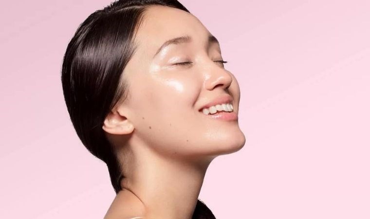 11 adımda cam gibi bir cilde kavuşun: İşte parlak görünümün sırrı Glass skin trendi…