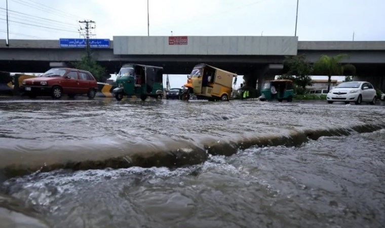 Sel ve şimşek Pakistan ve Afganistan’ı vurdu: Acil durum ilan edildi