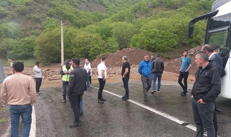 Tunceli-Erzincan karayolunda heyelan: Yol araç trafiğine kapandı