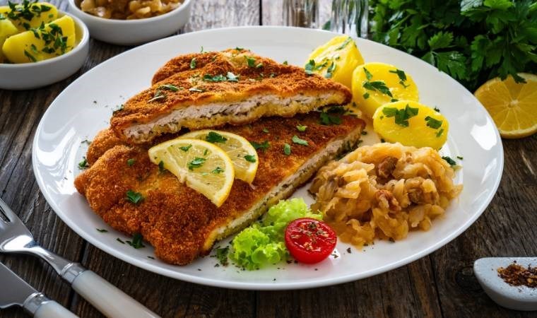 Akşam yemeğine 10 dakikada hazır: Pratik tavuk şnitzel tarifi!