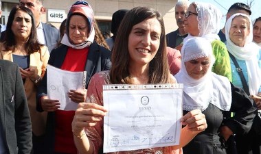 Rekor farkla seçilen Batman Belediye Başkanı Gülüstan Sönük mazbatasını aldı – Son Dakika Siyaset Haberleri | Cumhuriyet