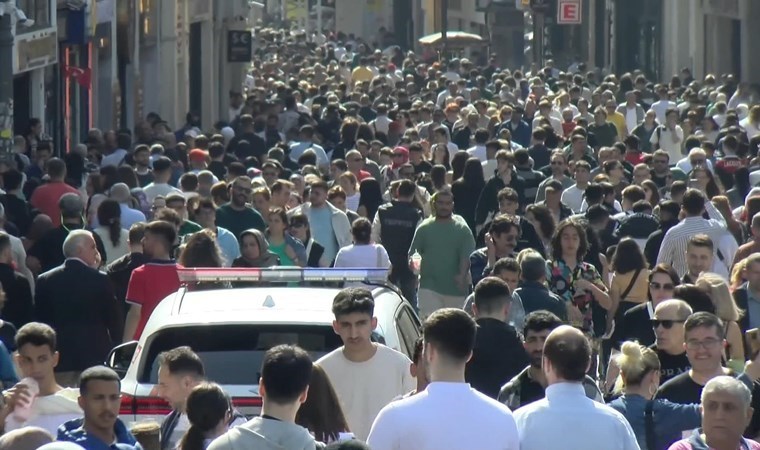 Yerli ve yabancı turist akını… Bayramın son gününde İstiklal Caddesi’nde insan seli